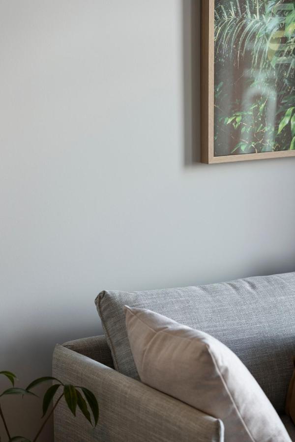 Hotel The Chamberson Dunedin Exteriér fotografie A wall painted with a light shade of grey
