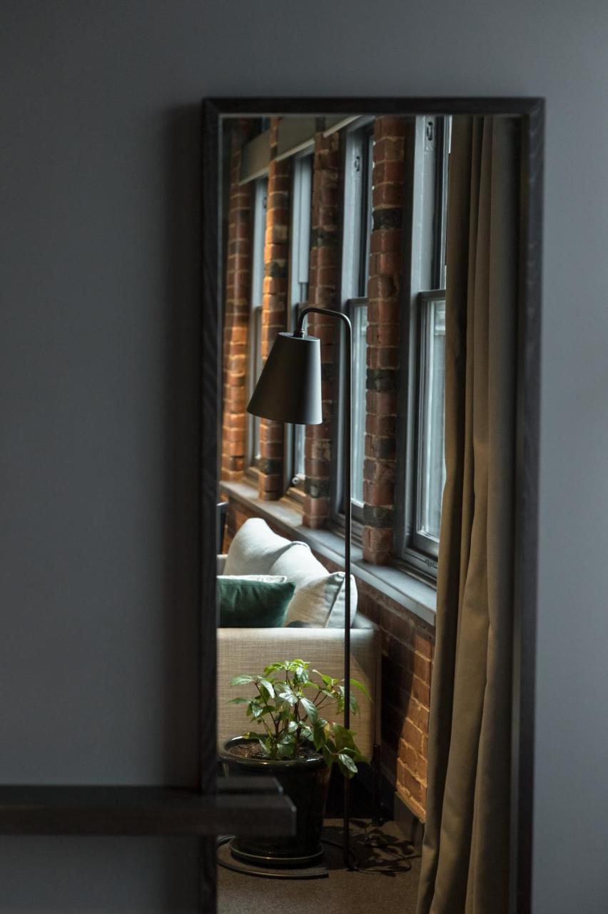 Hotel The Chamberson Dunedin Exteriér fotografie A floor lamp